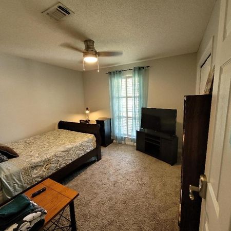 Bedroom Four Minutes From Beach بينساكولا المظهر الخارجي الصورة