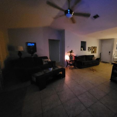 Bedroom Four Minutes From Beach بينساكولا المظهر الخارجي الصورة