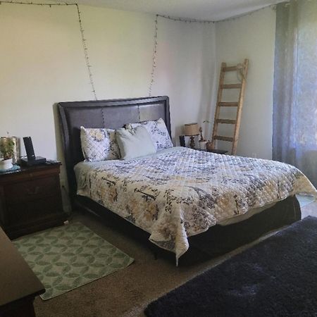 Bedroom Four Minutes From Beach بينساكولا المظهر الخارجي الصورة