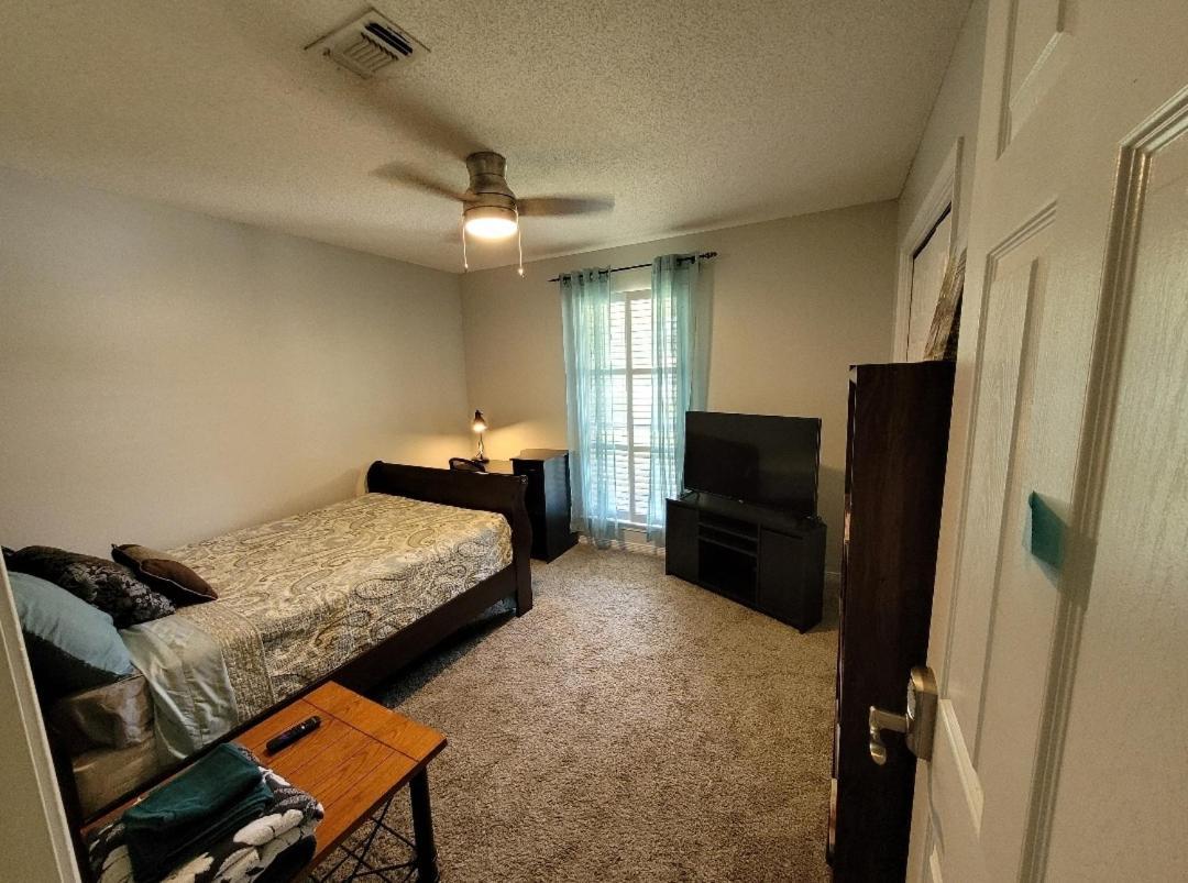 Bedroom Four Minutes From Beach بينساكولا المظهر الخارجي الصورة